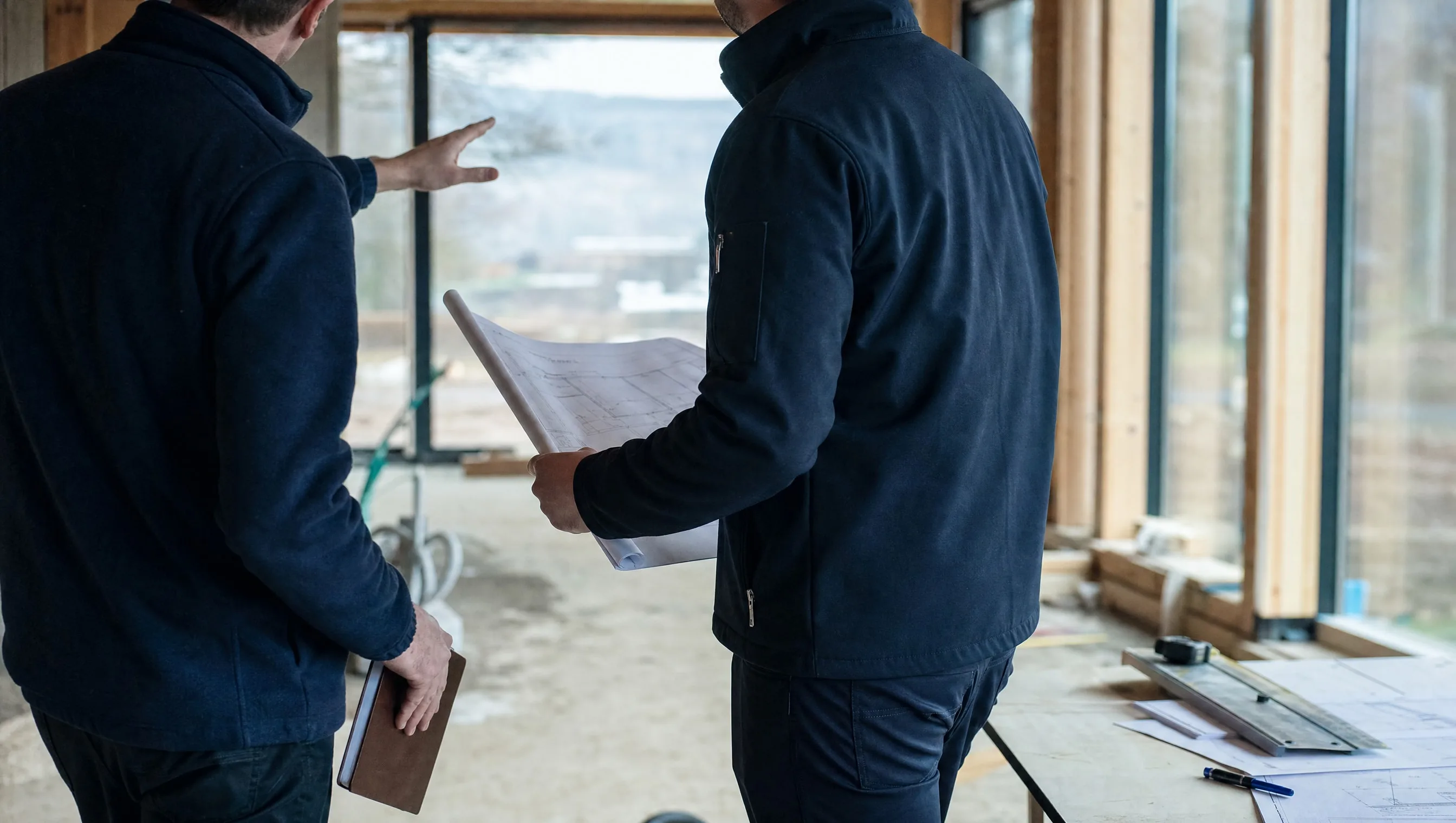 expert sur chantier discutant avec maître d'ouvrage