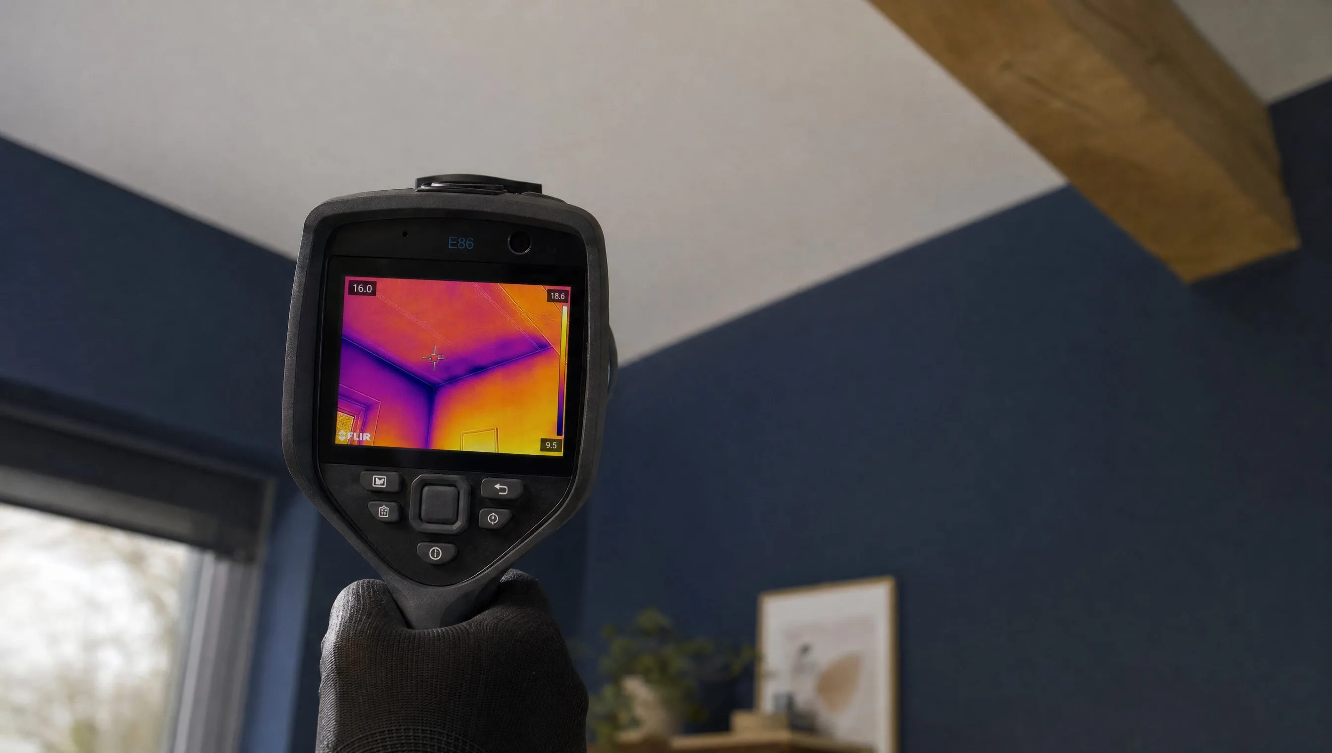 Caméra thermique pointée vers angle mur-plafond d'une maison neuve, Verviers, novembre 2025
